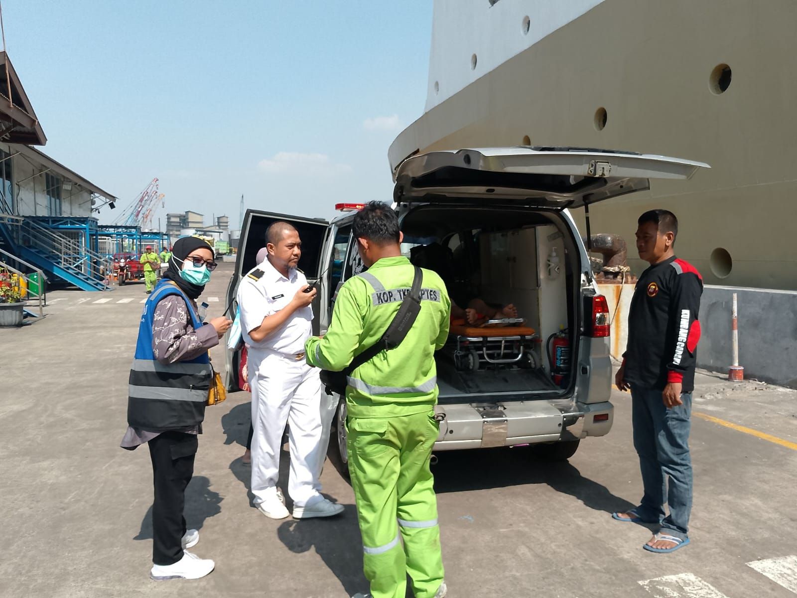 Gambar sewa ambulance semarang 6